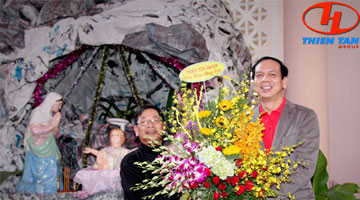 Thien Tan Group accueille les dirigeants du Front de la Patrie du Vietnam de la province de Quang Ngai venus rendre visite et adresser leurs vœux de Noël 2015
