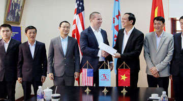 Thien Tan Group discute des projets d’énergie solaire avec First Solar (États-Unis)
