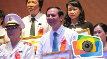 Le Président et le Groupe Thien Tan reçoivent des certificats de mérite du Comité provincial du Parti