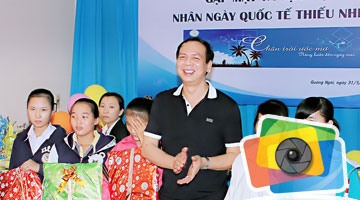 Le Groupe Thien Tan offre des cadeaux à l'occasion de la Journée internationale de l'enfance