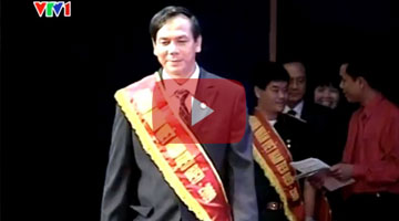 M. Huynh Kim Lap reçoit la Coupe Thanh Giong 2009