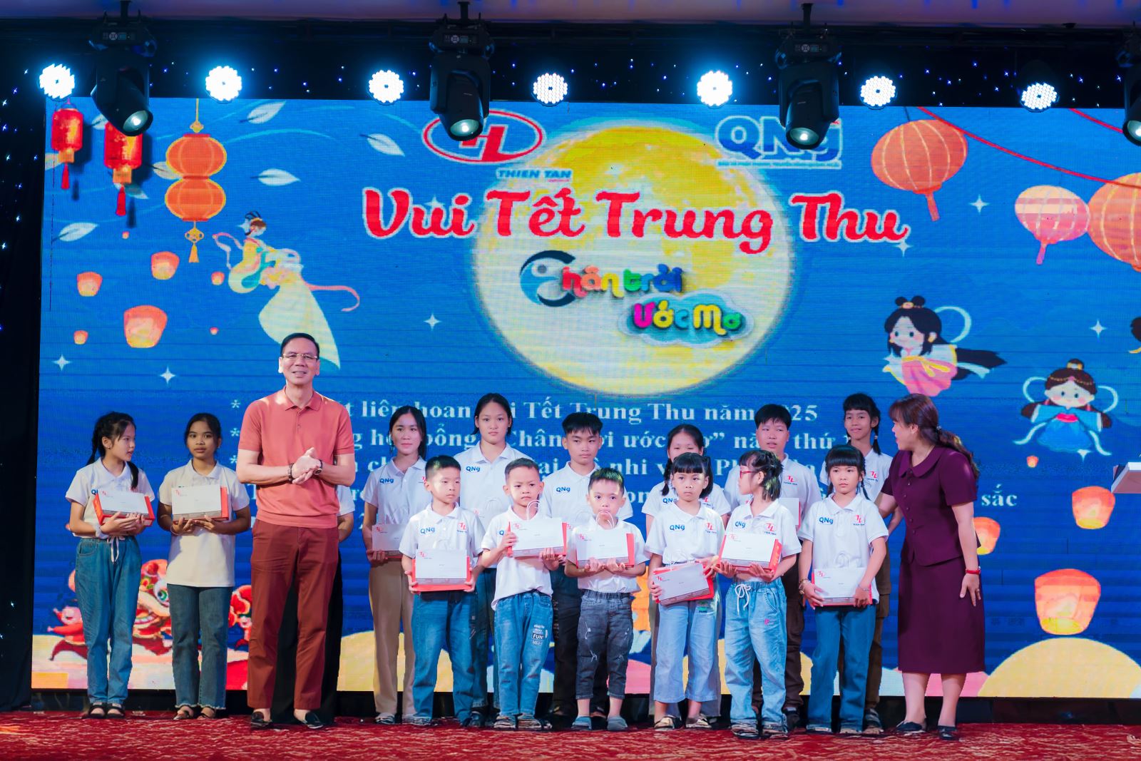 THIEN TAN GROUP | FÊTE DE LA MI-AUTOMNE 2025 – 15e ANNIVERSAIRE DES BOURSES "HORIZON DES RÊVES", CADEAUX POUR L’ORPHELINAT PHU HOA ET RÉCOMPENSES POUR LES ENFANTS DES EMPLOYÉS AUX RÉSULTATS SCOLAIRES EXCEPTIONNELS 2024–2025