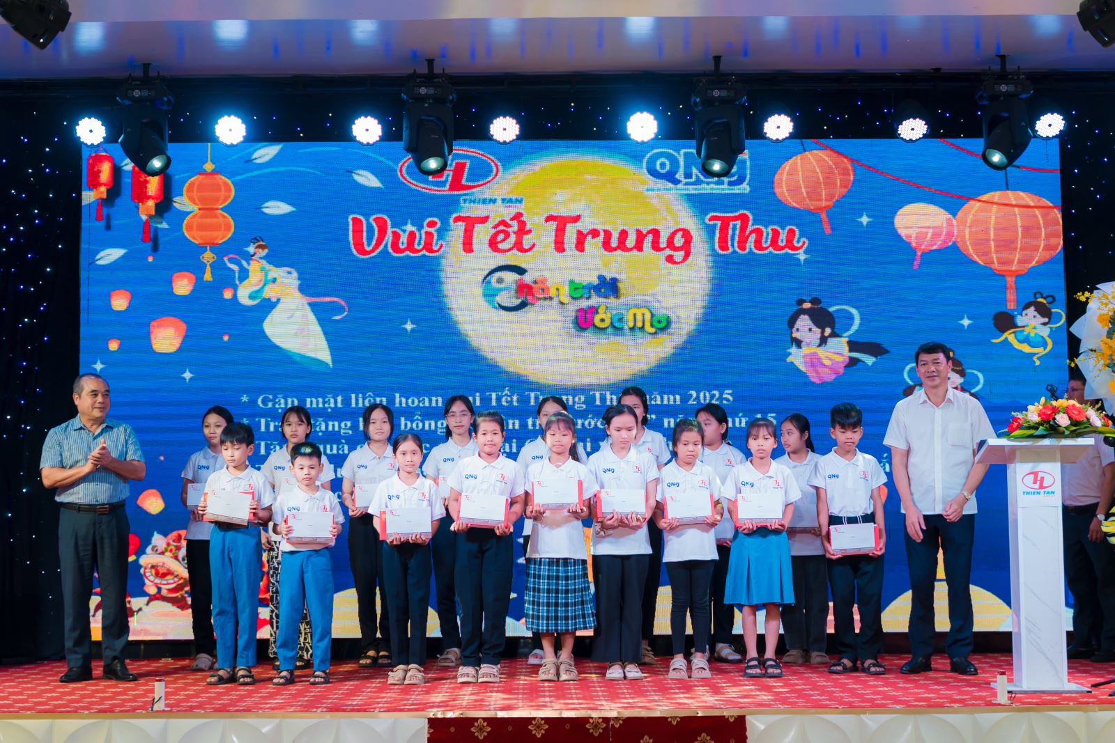 Directeur de Thien Tan Group remettant des bourses
