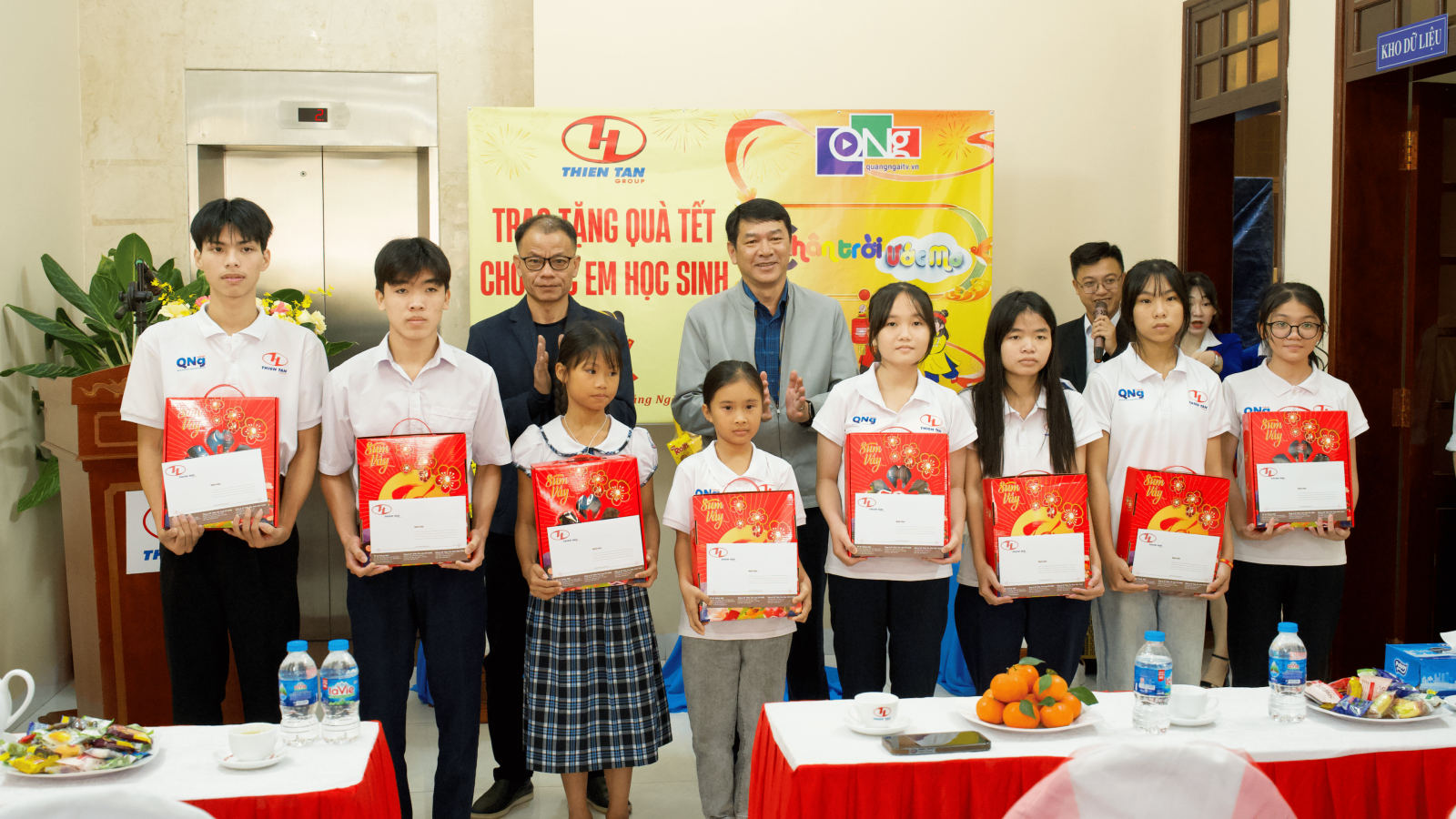 Thien Tan Group offre des cadeaux du Têt aux élèves du programme de bourses "Dream Horizon"
