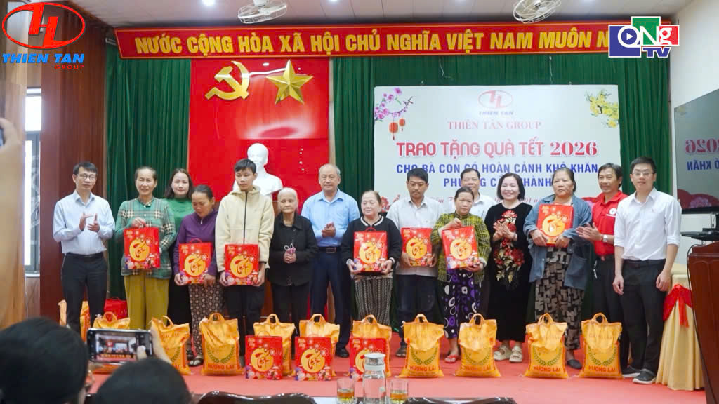 Remise de cadeaux à Cam Thanh
