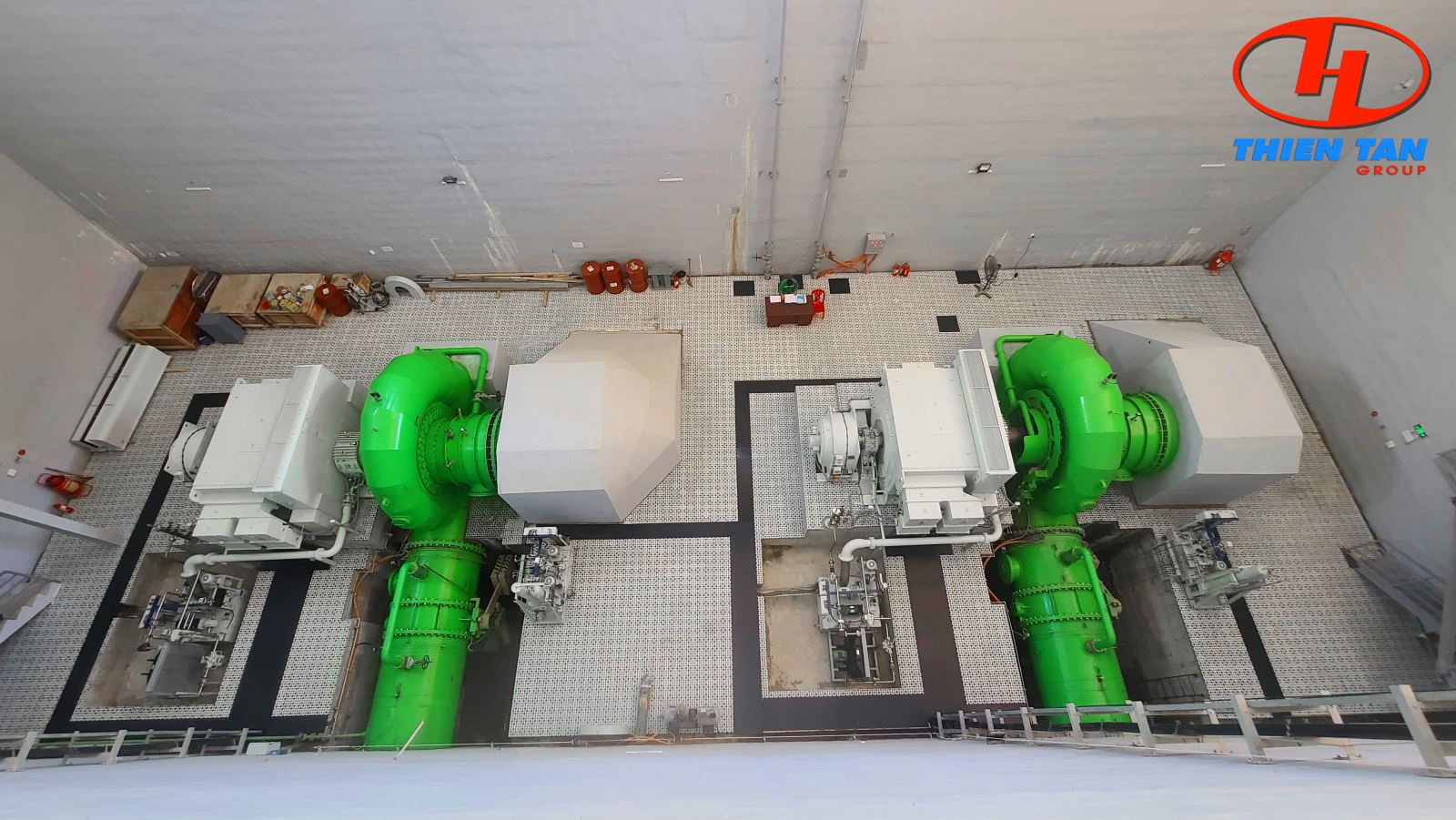 Gros plan sur deux groupes électrogènes